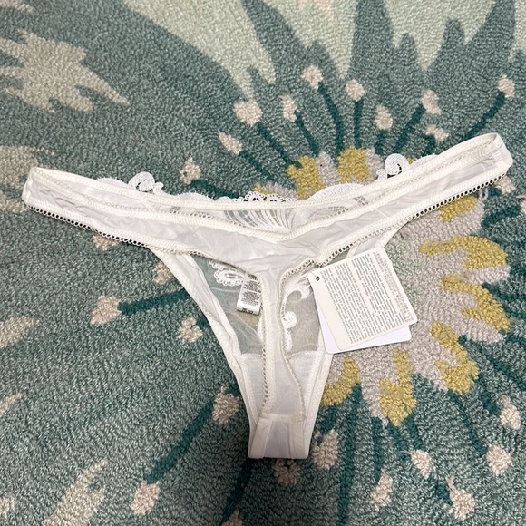 La Perla white lace thong - Picture 2 of 6